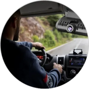 Motorista dirigindo com câmera veicular no para-brisa