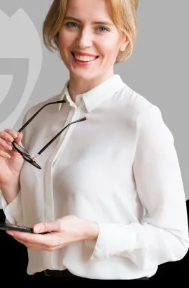 Mulher sorrindo segurando um celular